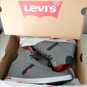 Men Levi’s hi top shoes NWT